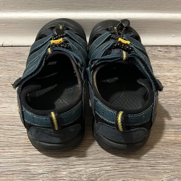 HOST PICK Keen Youth Sandals - Picture 3 of 9